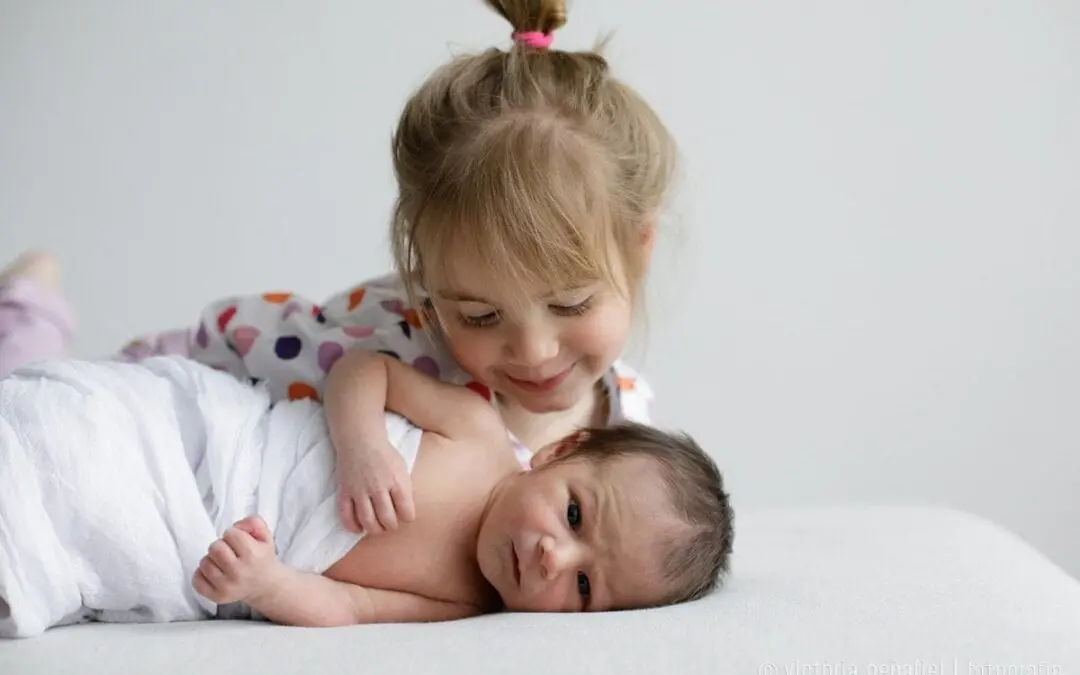 Sesiones de bebés recién nacidos con hermanos: consejos para salir airoso de la situación