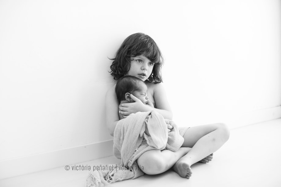 newborn-recien-nacido-bebe-hermano-ternura (1)
