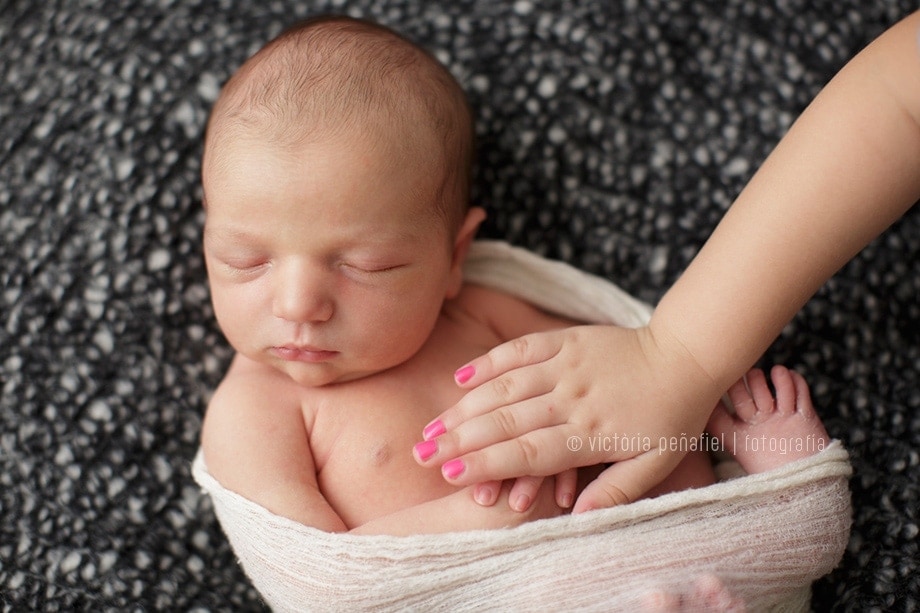 newborn-recien-nacido-bebe-hermano-ternura (2)