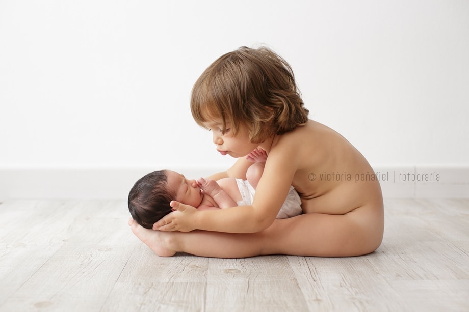 newborn-recien-nacido-bebe-hermano-ternura (4)