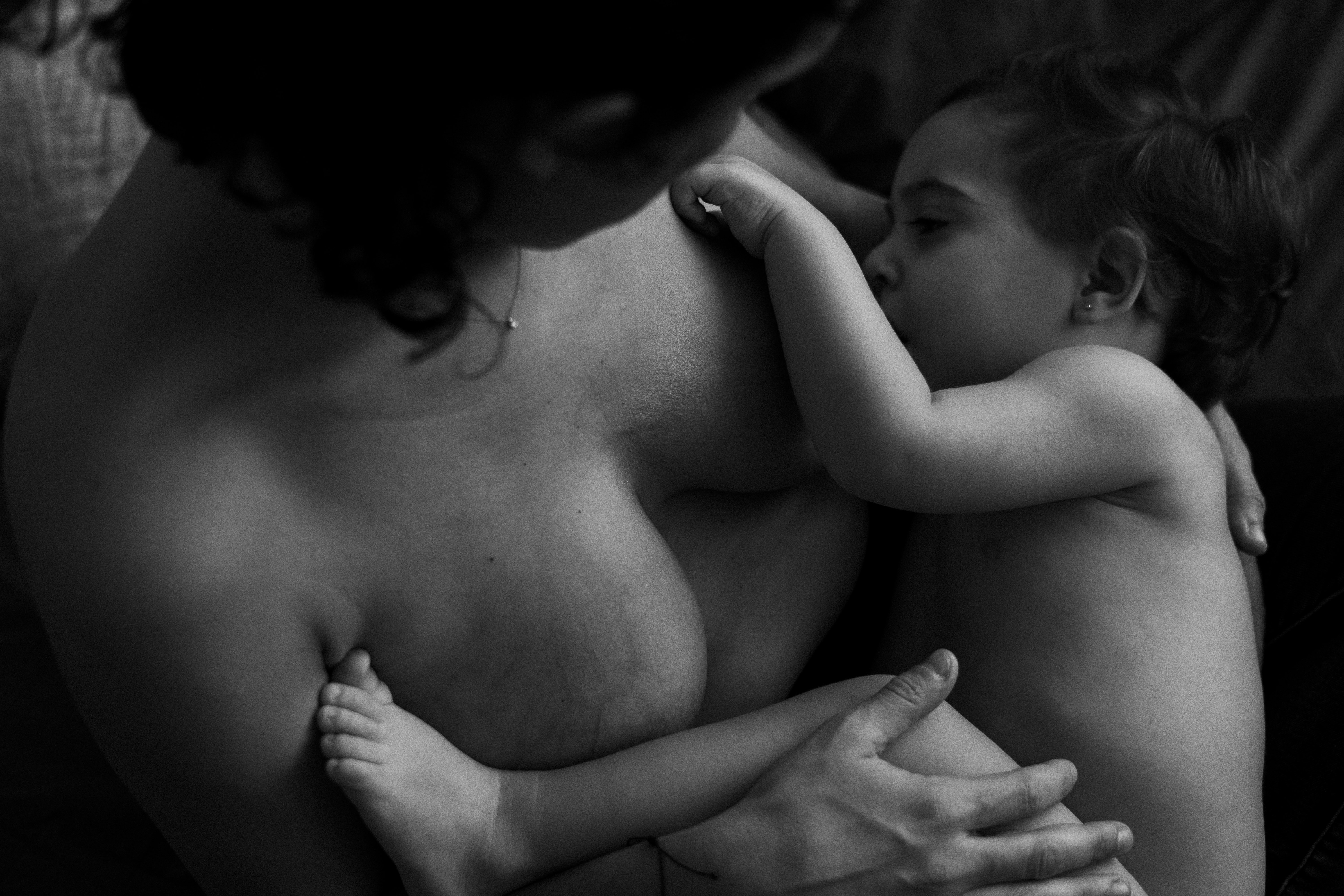 Fotografí­a de una madre amamantando a su bebé